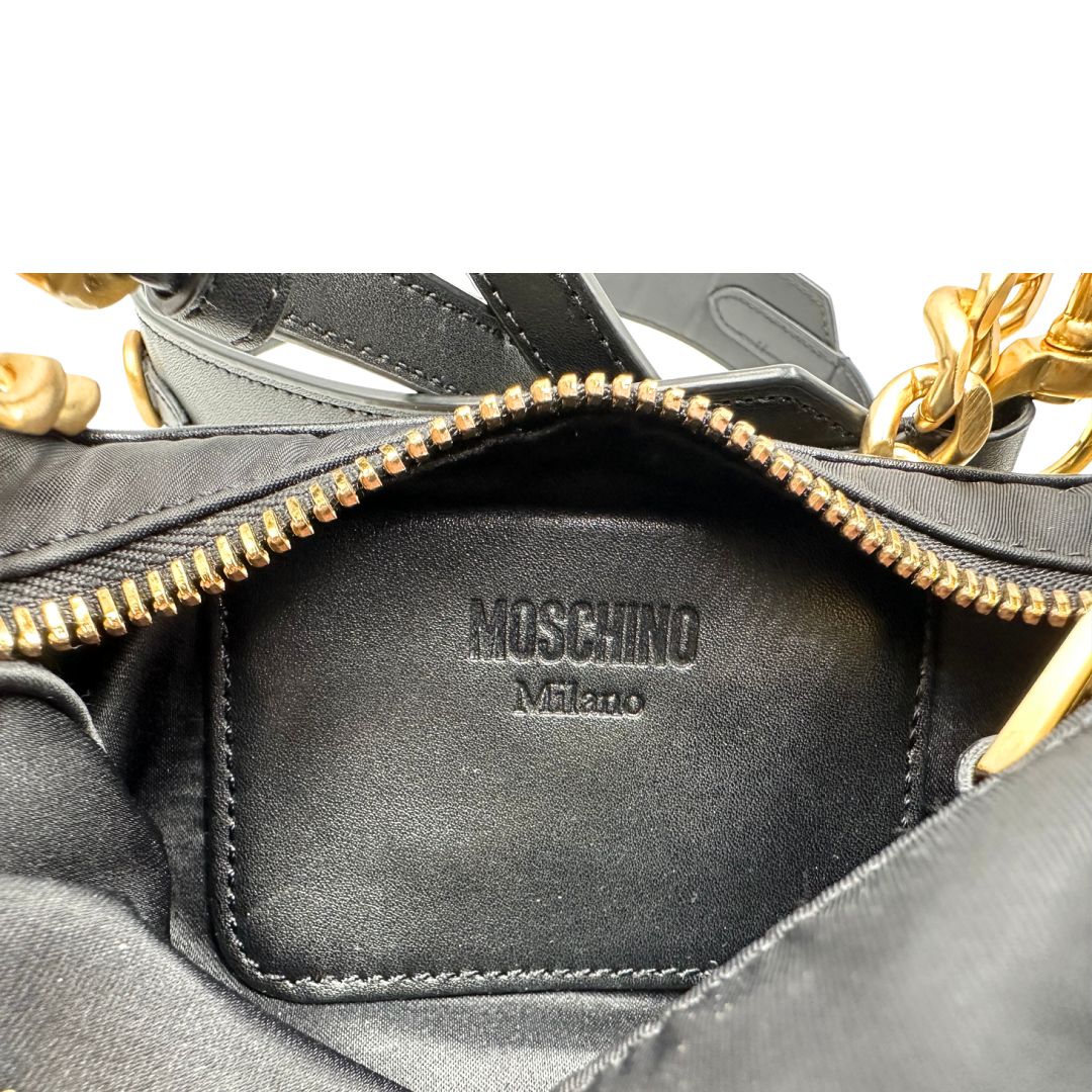 interno Borsa Moschino in nylon nero, munita di un manico singolo e una tracolla amovibile e regolabile, di lusso, originale, ottime condizioni, usata. 