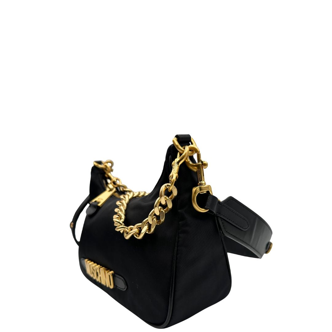 lato Borsa Moschino in nylon nero, munita di un manico singolo e una tracolla amovibile e regolabile, di lusso, originale, ottime condizioni, usata.