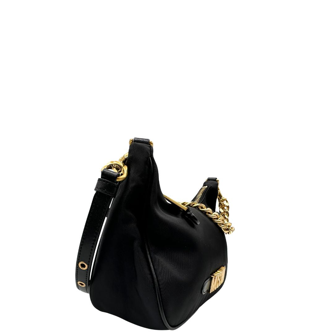 lato Borsa Moschino in nylon nero, munita di un manico singolo e una tracolla amovibile e regolabile, di lusso, originale, ottime condizioni, usata. 