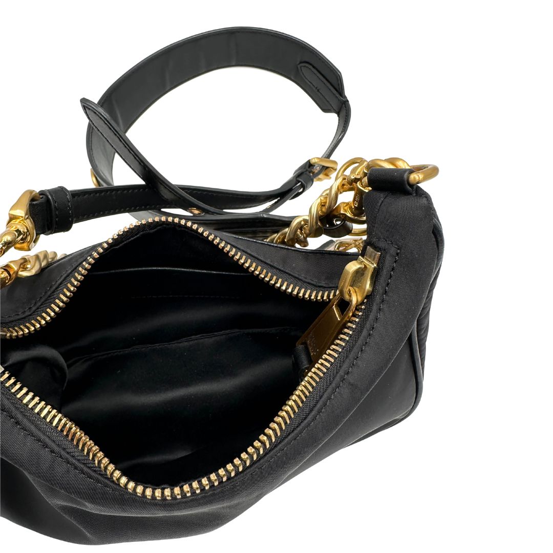 interno Borsa Moschino in nylon nero, munita di un manico singolo e una tracolla amovibile e regolabile, di lusso, originale, ottime condizioni, usata. 