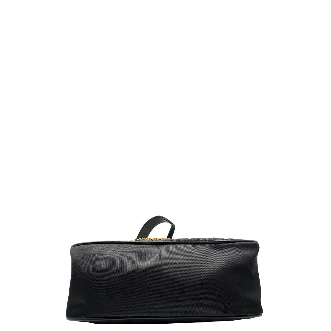 base Borsa Moschino in nylon nero, munita di un manico singolo e una tracolla amovibile e regolabile, di lusso, originale, ottime condizioni, usata. 