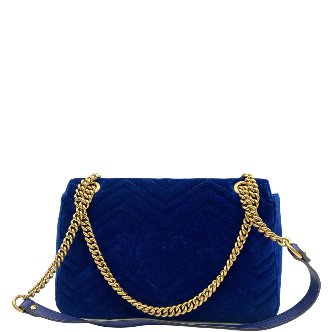 Retro di una borsa Gucci Marmont nella misura grande velvet color blu reale, con patchwork decorativi, usata, originale, second hand, in ottime condizioni.