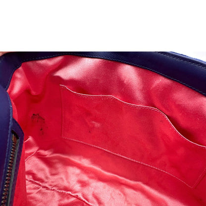 Interno di una borsa Gucci Marmont nella misura grande velvet color blu reale, con patchwork decorativi, usata, originale, second hand, in ottime condizioni.