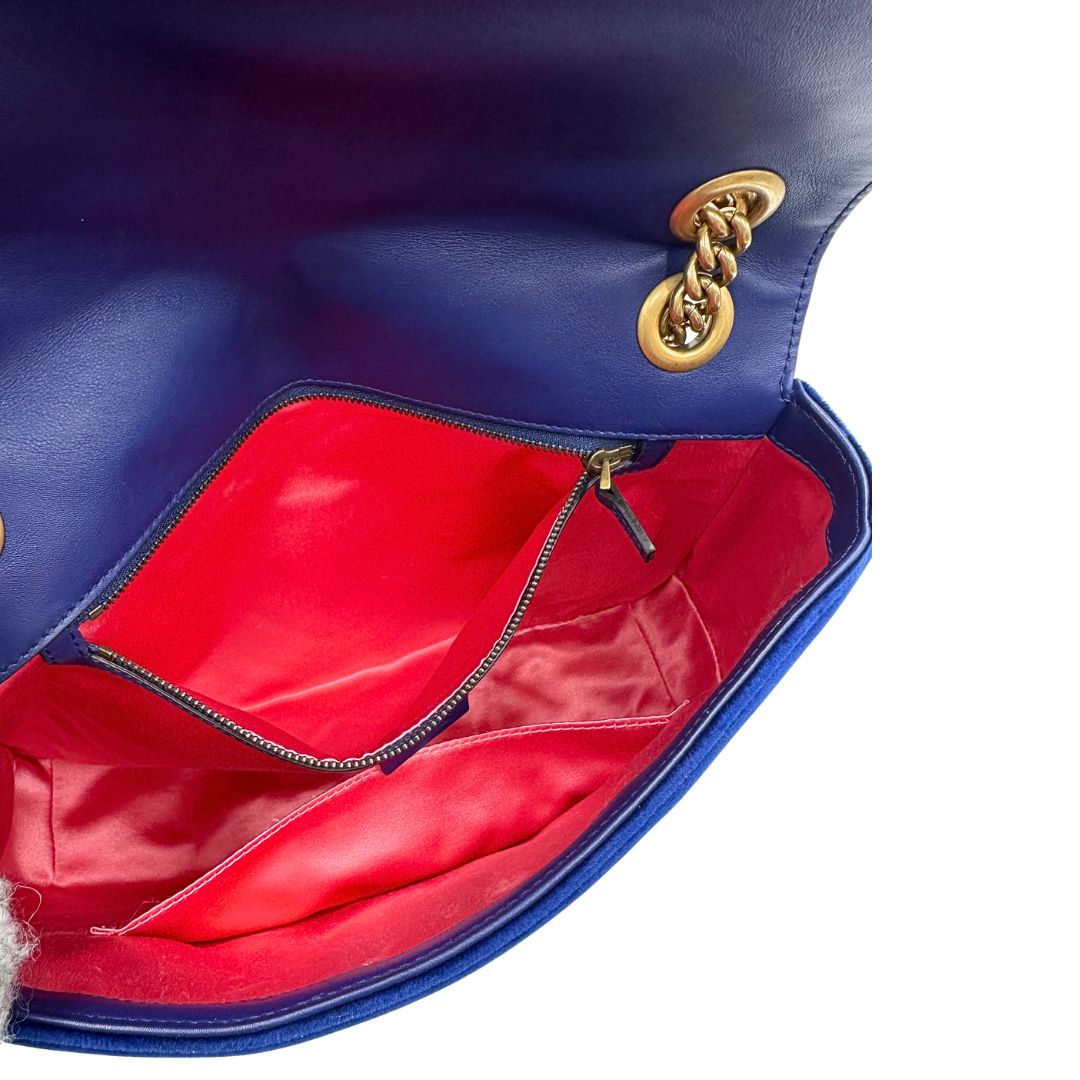 Interno di una borsa Gucci Marmont nella misura grande velvet color blu reale, con patchwork decorativi, usata, originale, second hand, in ottime condizioni.