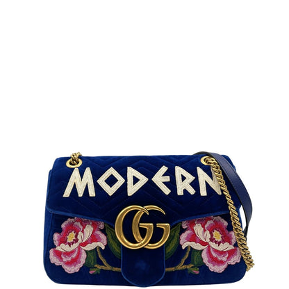 Front di una borsa Gucci Marmont nella misura grande velvet color blu reale, con patchwork decorativi, usata, originale, second hand, in ottime condizioni.