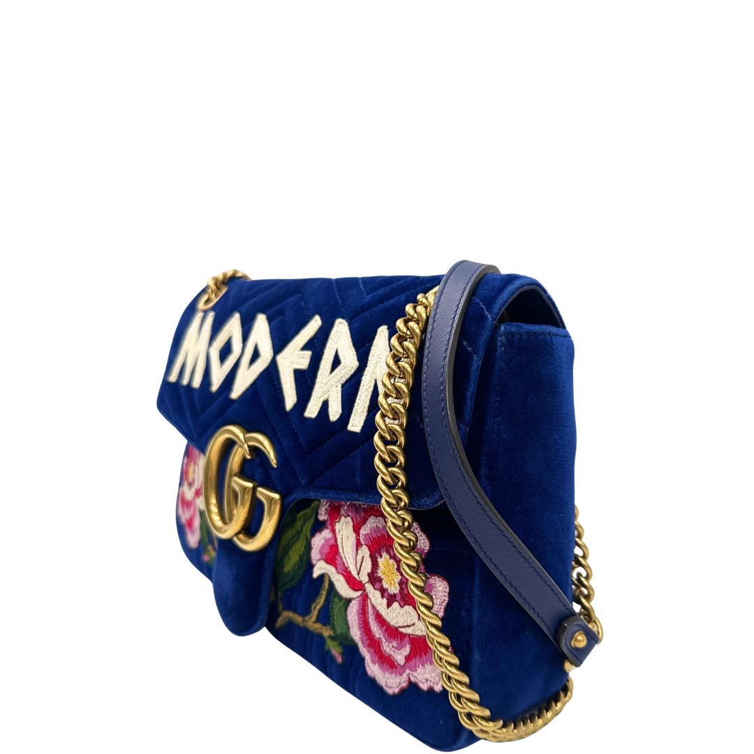Laterale destro di una borsa Gucci Marmont nella misura grande velvet color blu reale, con patchwork decorativi, usata, originale, second hand, in ottime condizioni.