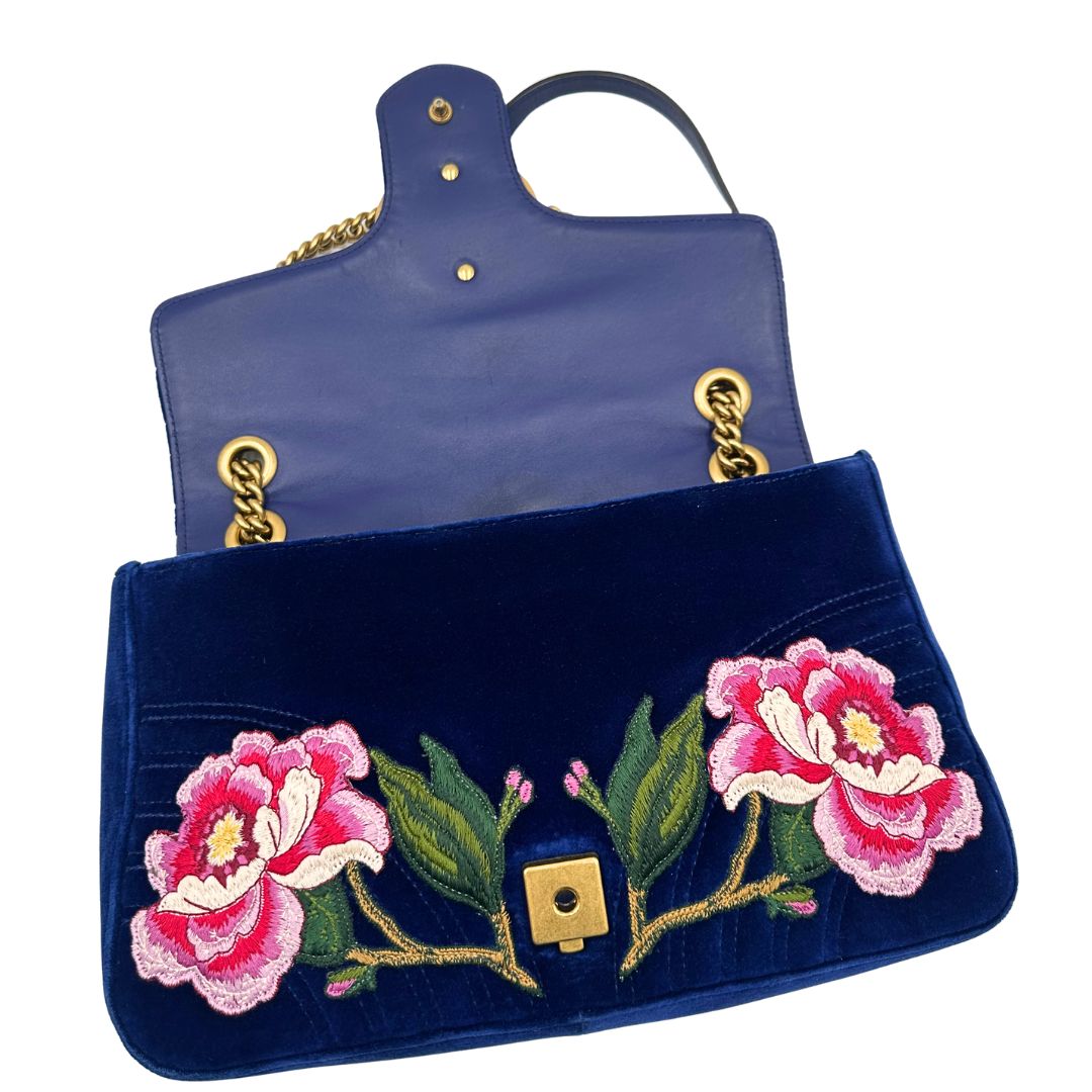 Apertura di una borsa Gucci Marmont nella misura grande velvet color blu reale, con patchwork decorativi, usata, originale, second hand, in ottime condizioni.