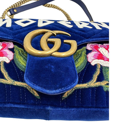 Difetto del velluto di una borsa Gucci Marmont nella misura grande velvet color blu reale, con patchwork decorativi, usata, originale, second hand, in ottime condizioni.