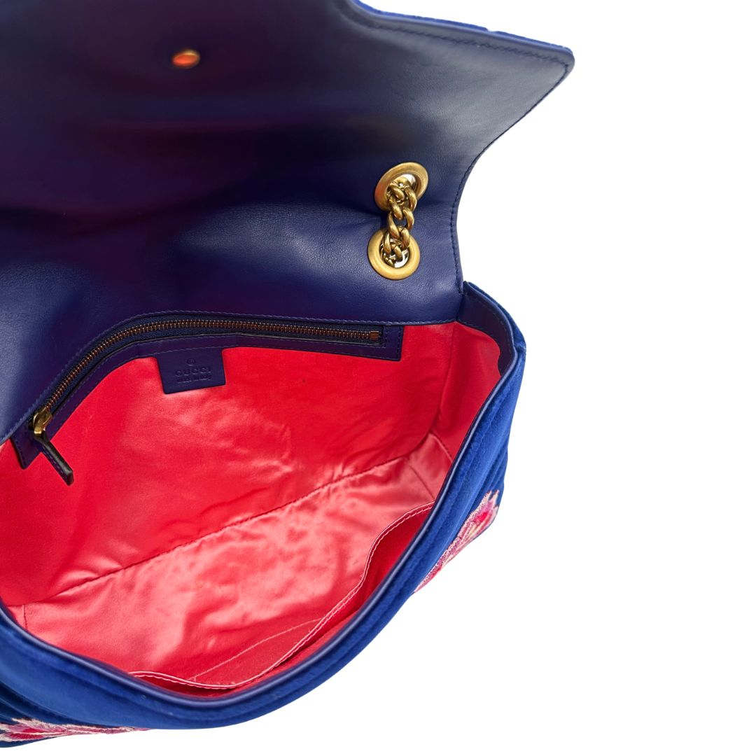Interno di una borsa Gucci Marmont nella misura grande velvet color blu reale, con patchwork decorativi, usata, originale, second hand, in ottime condizioni.