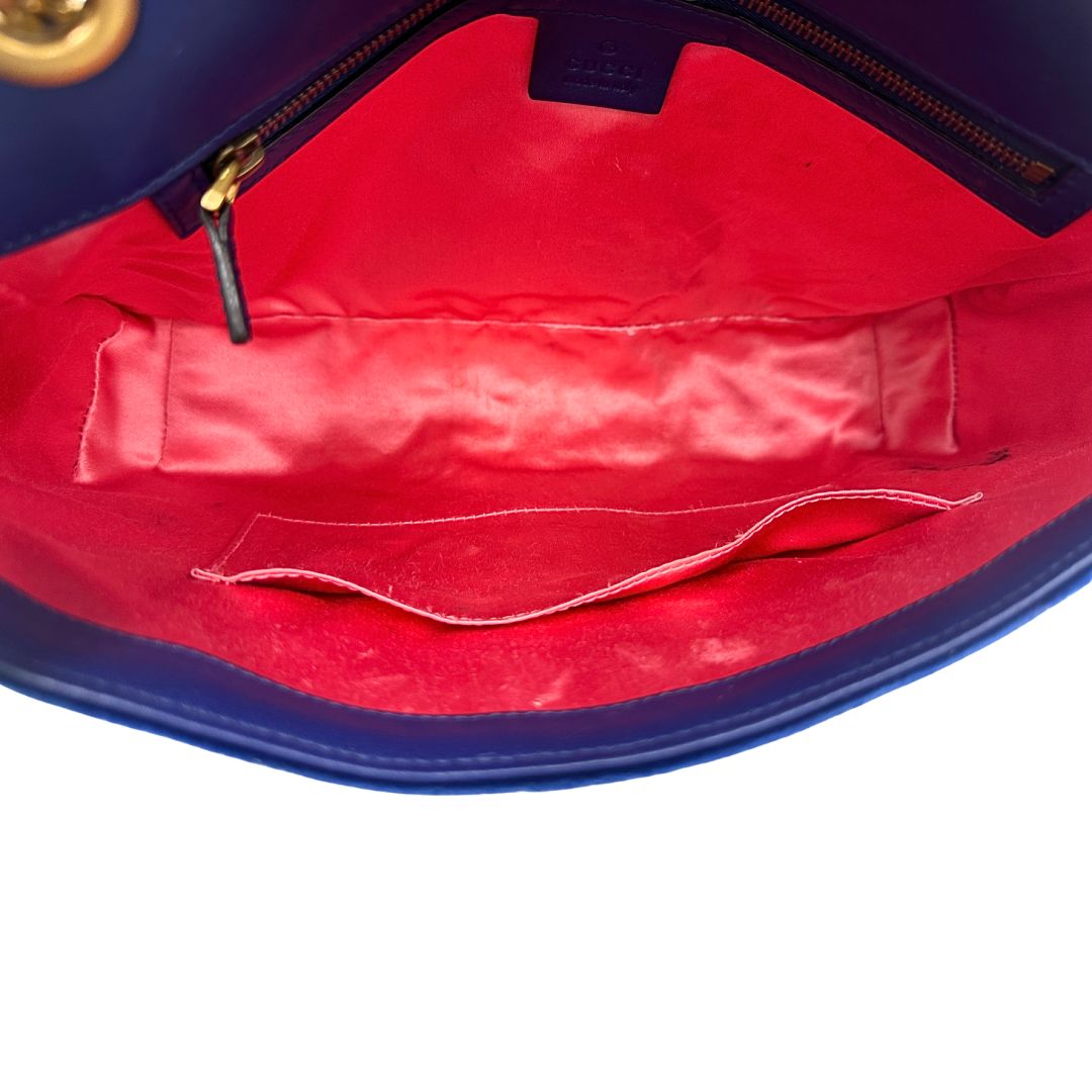 Interno di una borsa Gucci Marmont nella misura grande velvet color blu reale, con patchwork decorativi, usata, originale, second hand, in ottime condizioni.
