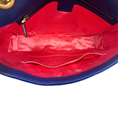 Interno di una borsa Gucci Marmont nella misura grande velvet color blu reale, con patchwork decorativi, usata, originale, second hand, in ottime condizioni.