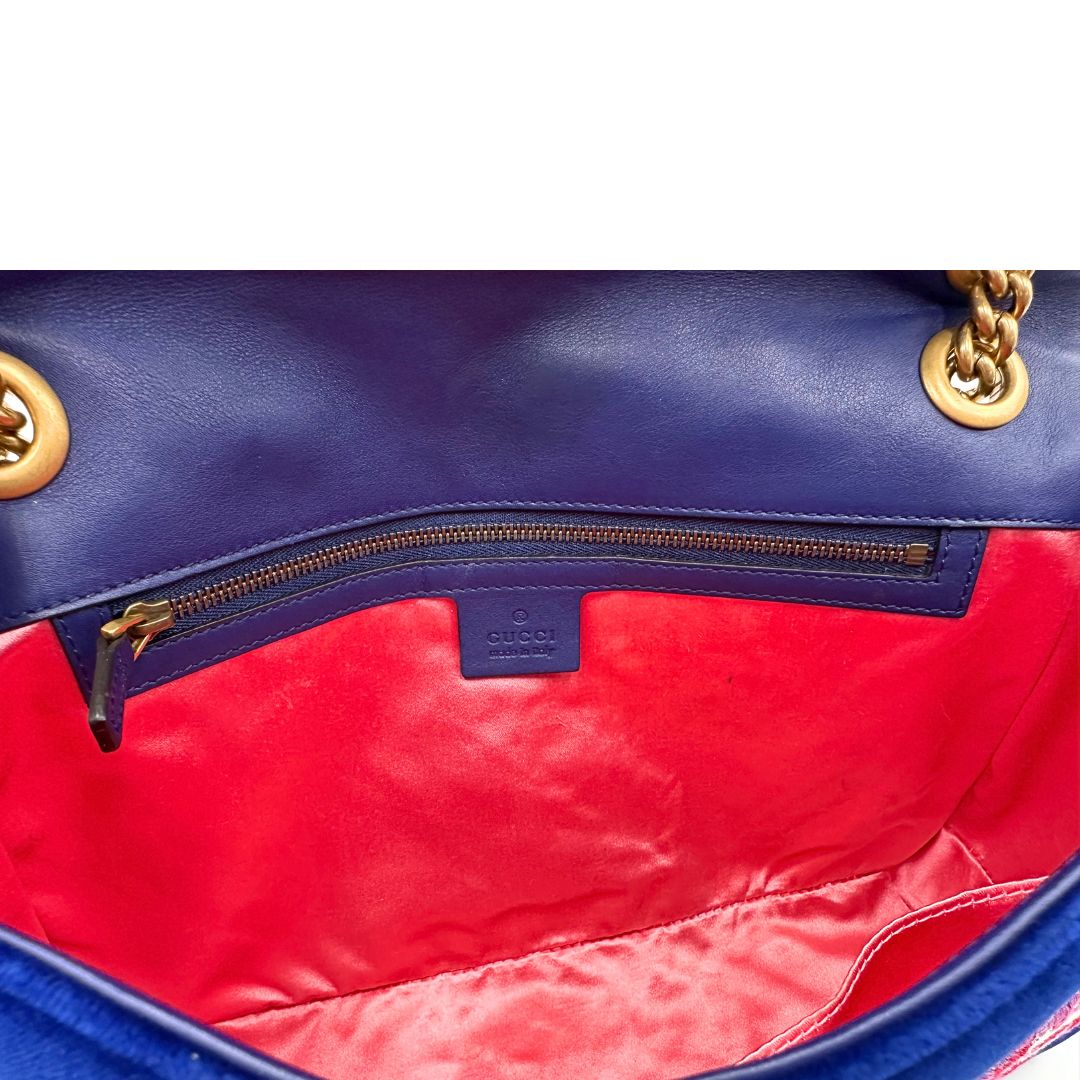 Interno di una borsa Gucci Marmont nella misura grande velvet color blu reale, con patchwork decorativi, usata, originale, second hand, in ottime condizioni.