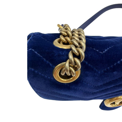 Metalleria, Borsa Gucci Marmont nella misura media in velluto color blu. Indossabile a tracolla oppure a spalla. Originale, usata, di lusso, in ottime condizioni.