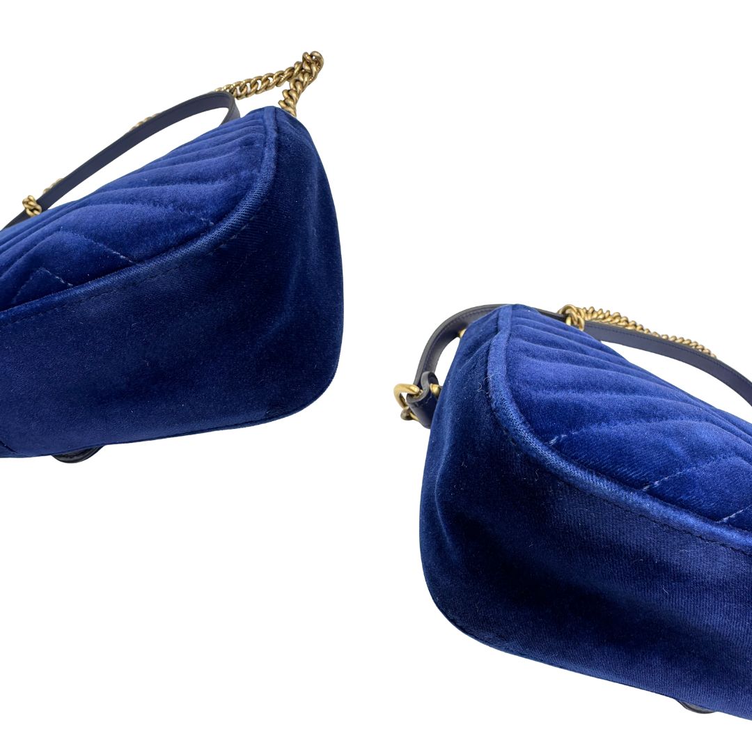 Angoli, Borsa Gucci Marmont nella misura media in velluto color blu. Indossabile a tracolla oppure a spalla. Originale, usata, di lusso, in ottime condizioni.