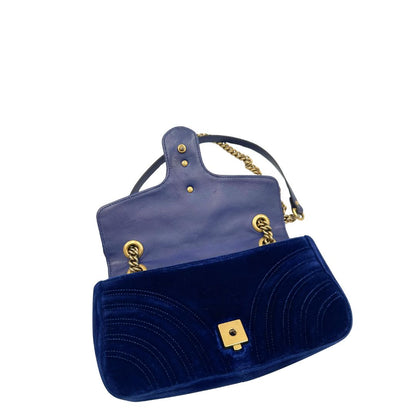 Interno, Borsa Gucci Marmont nella misura media in velluto color blu. Indossabile a tracolla oppure a spalla. Originale, usata, di lusso, in ottime condizioni.