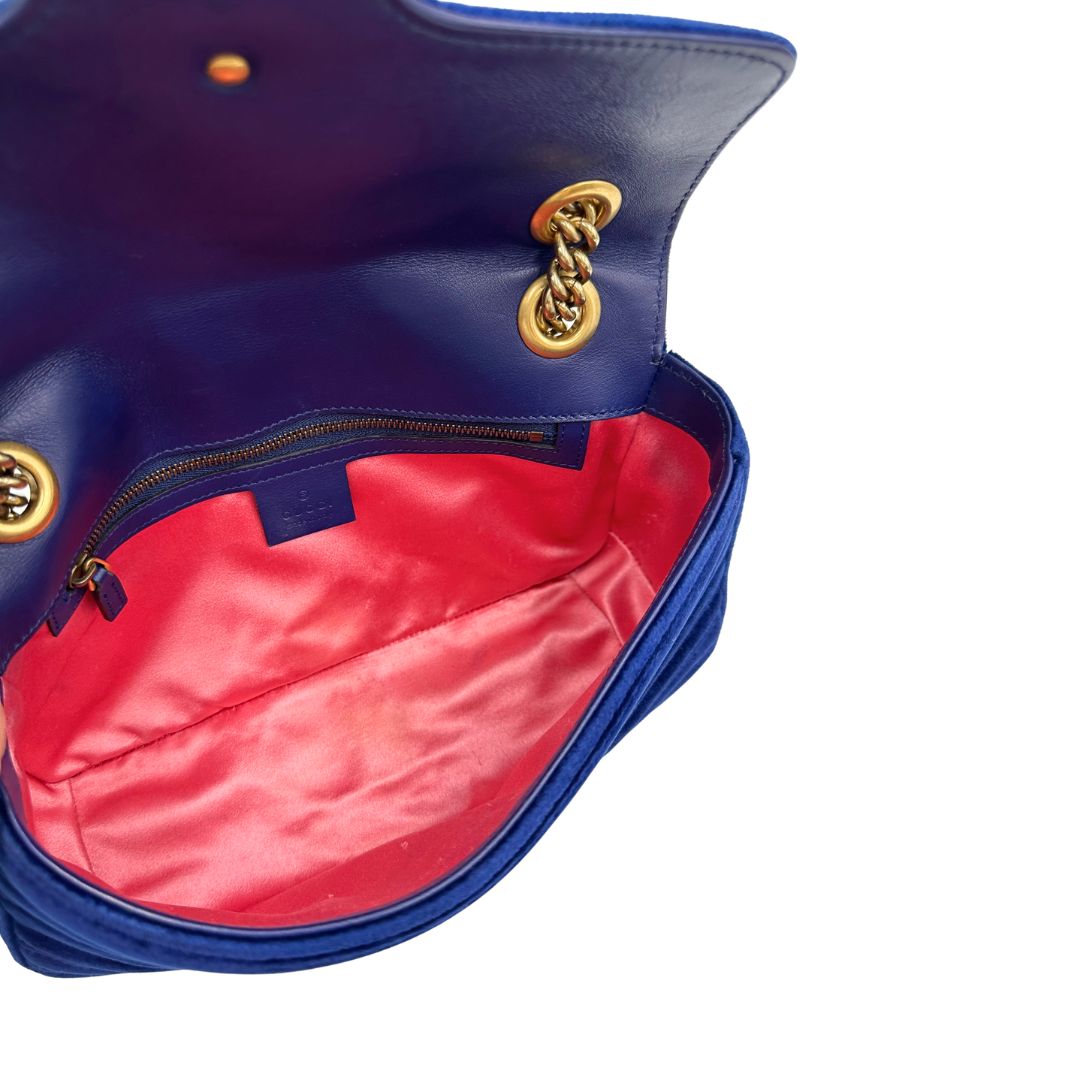 Interno, Borsa Gucci Marmont nella misura media in velluto color blu. Indossabile a tracolla oppure a spalla. Originale, usata, di lusso, in ottime condizioni.