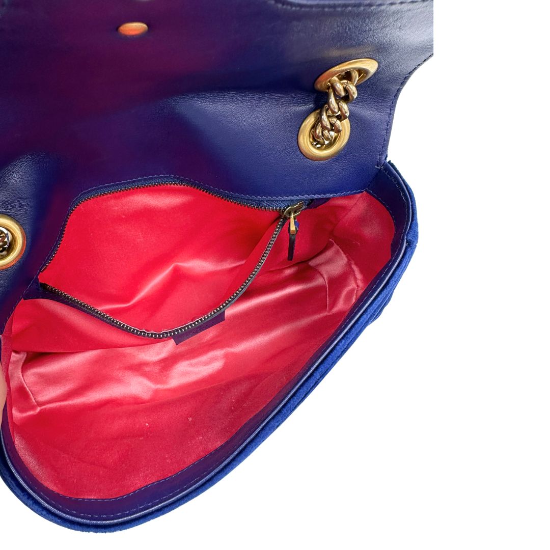 Tasca interna, Borsa Gucci Marmont nella misura media in velluto color blu. Indossabile a tracolla oppure a spalla. Originale, usata, di lusso, in ottime condizioni.