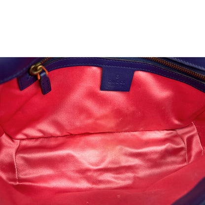 Interno, Borsa Gucci Marmont nella misura media in velluto color blu. Indossabile a tracolla oppure a spalla. Originale, usata, di lusso, in ottime condizioni.