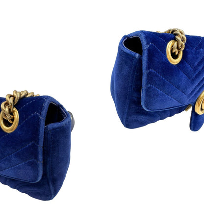 Borsa Gucci Marmont nella misura media in velluto color blu. Indossabile a tracolla oppure a spalla. Originale, usata, di lusso, in ottime condizioni.