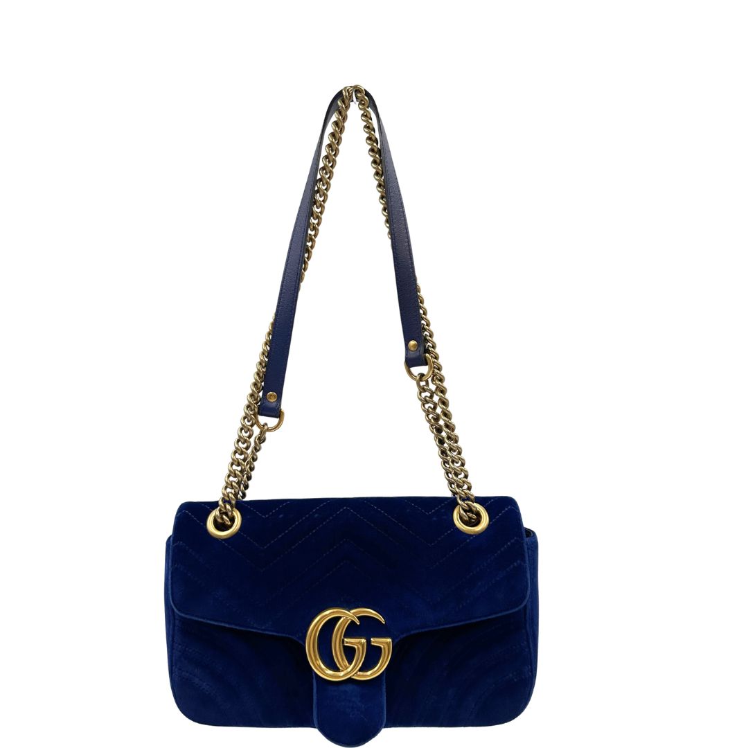 Front, Borsa Gucci Marmont nella misura media in velluto color blu. Indossabile a tracolla oppure a spalla. Originale, usata, di lusso, in ottime condizioni.