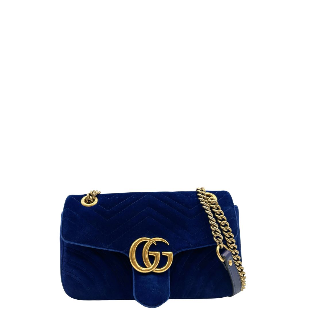Front, Borsa Gucci Marmont nella misura media in velluto color blu. Indossabile a tracolla oppure a spalla. Originale, usata, di lusso, in ottime condizioni.