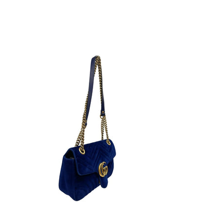 Laterale, Borsa Gucci Marmont nella misura media in velluto color blu. Indossabile a tracolla oppure a spalla. Originale, usata, di lusso, in ottime condizioni.