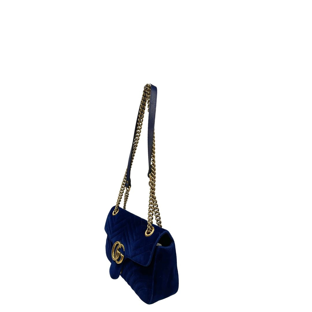 Laterale, Borsa Gucci Marmont nella misura media in velluto color blu. Indossabile a tracolla oppure a spalla. Originale, usata, di lusso, in ottime condizioni.
