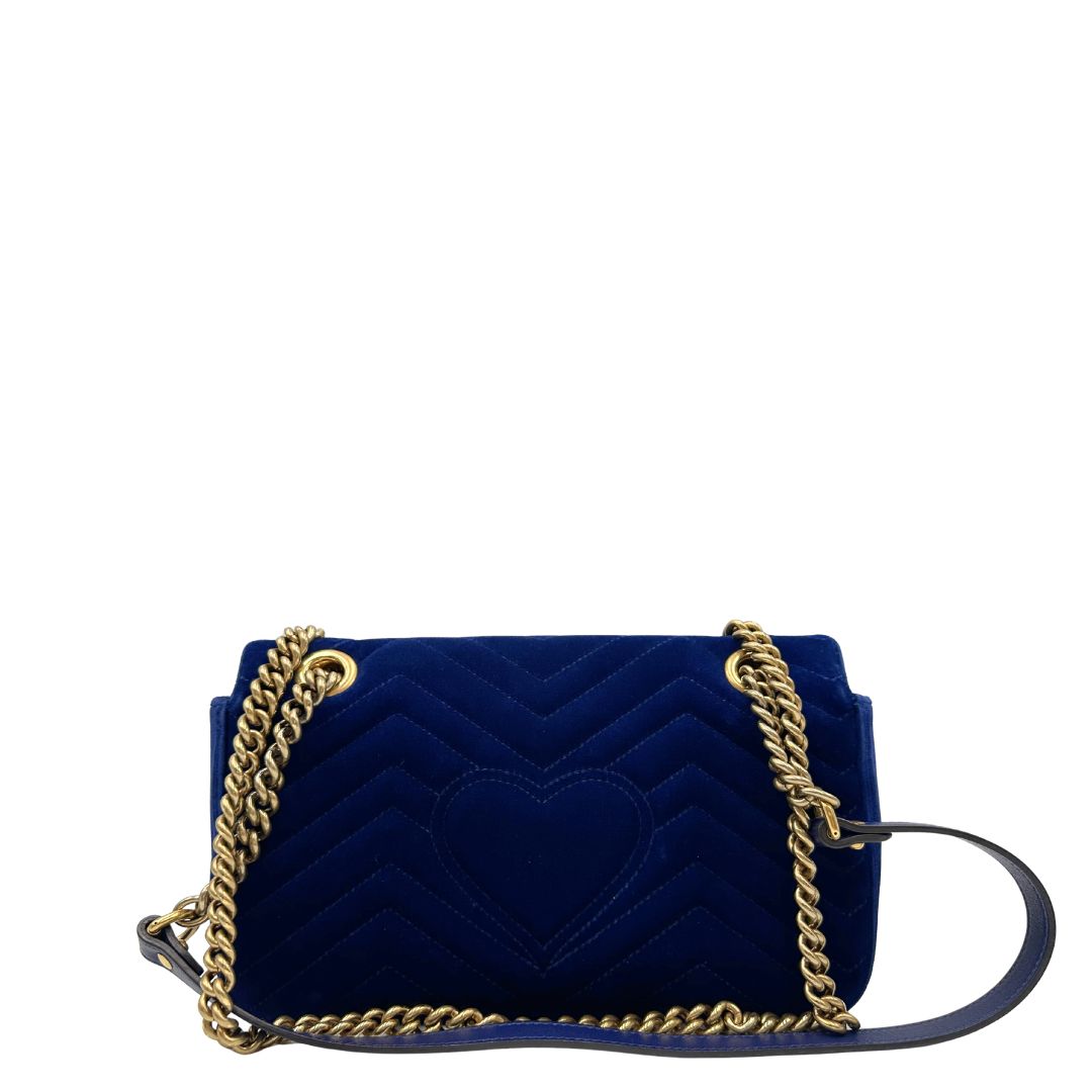 Retro, Borsa Gucci Marmont nella misura media in velluto color blu. Indossabile a tracolla oppure a spalla. Originale, usata, di lusso, in ottime condizioni.