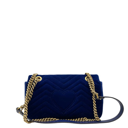 Retro, Borsa Gucci Marmont nella misura media in velluto color blu. Indossabile a tracolla oppure a spalla. Originale, usata, di lusso, in ottime condizioni.