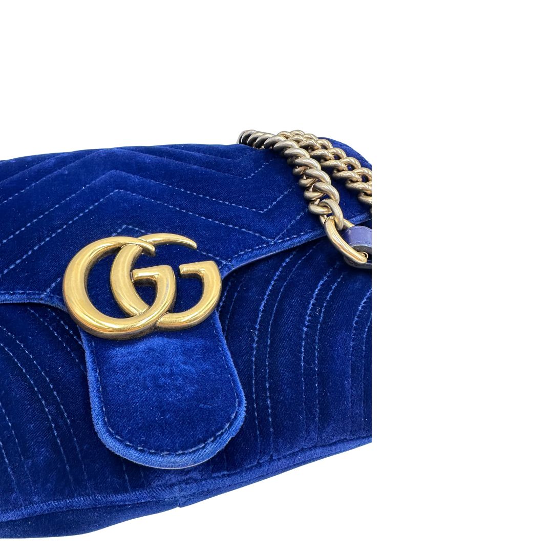 Metalleria, Borsa Gucci Marmont nella misura media in velluto color blu. Indossabile a tracolla oppure a spalla. Originale, usata, di lusso, in ottime condizioni.