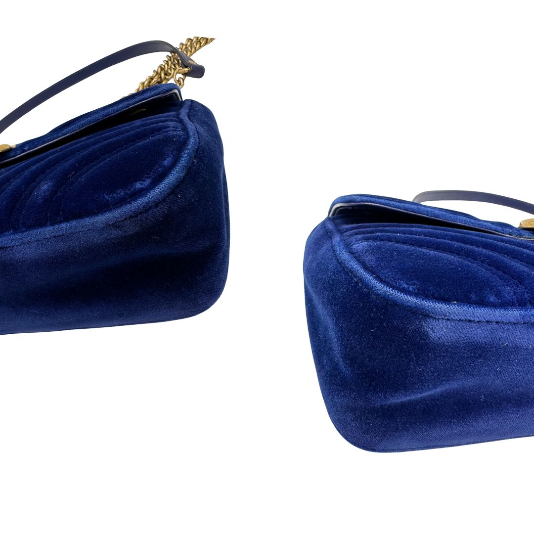 Angoli, Borsa Gucci Marmont nella misura media in velluto color blu. Indossabile a tracolla oppure a spalla. Originale, usata, di lusso, in ottime condizioni.