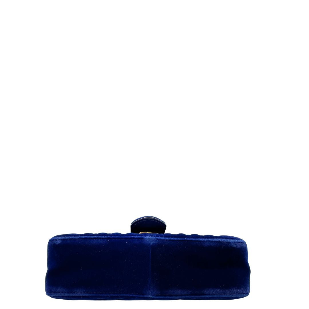 Base, Borsa Gucci Marmont nella misura media in velluto color blu. Indossabile a tracolla oppure a spalla. Originale, usata, di lusso, in ottime condizioni.