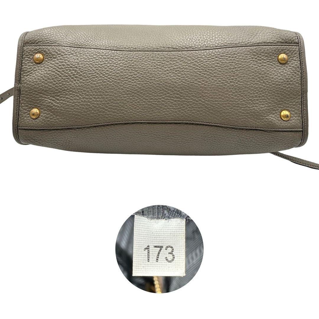 Base, Pratica borsa Prada in pelle martellata grigia e hardware dorato, Indossabile a mano oppure a tracolla. Originale, usata, di lusso, in ottime condizioni.