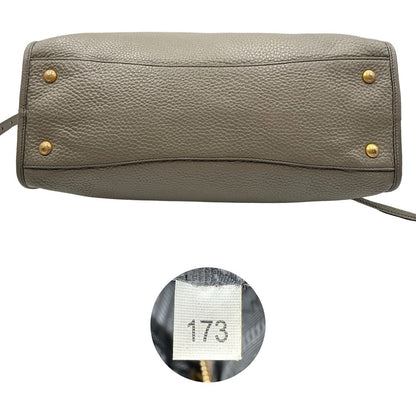 Base, Pratica borsa Prada in pelle martellata grigia e hardware dorato, Indossabile a mano oppure a tracolla. Originale, usata, di lusso, in ottime condizioni.