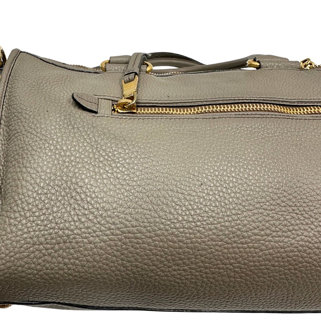 Pratica borsa Prada in pelle martellata grigia e hardware dorato, Indossabile a mano oppure a tracolla. Originale, usata, di lusso, in ottime condizioni.