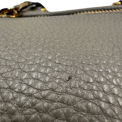 Pratica borsa Prada in pelle martellata grigia e hardware dorato, Indossabile a mano oppure a tracolla. Originale, usata, di lusso, in ottime condizioni.