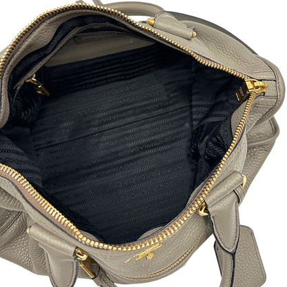Interno, Pratica borsa Prada in pelle martellata grigia e hardware dorato, Indossabile a mano oppure a tracolla. Originale, usata, di lusso, in ottime condizioni.