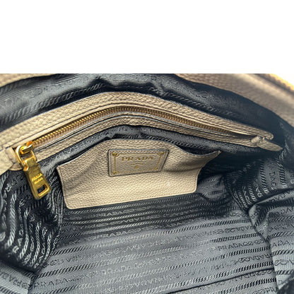 Interno, Pratica borsa Prada in pelle martellata grigia e hardware dorato, Indossabile a mano oppure a tracolla. Originale, usata, di lusso, in ottime condizioni.