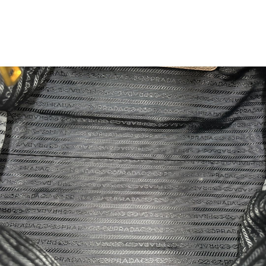 Interno, Pratica borsa Prada in pelle martellata grigia e hardware dorato, Indossabile a mano oppure a tracolla. Originale, usata, di lusso, in ottime condizioni.