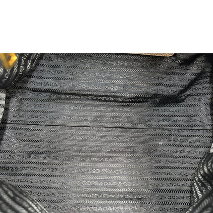 Interno, Pratica borsa Prada in pelle martellata grigia e hardware dorato, Indossabile a mano oppure a tracolla. Originale, usata, di lusso, in ottime condizioni.