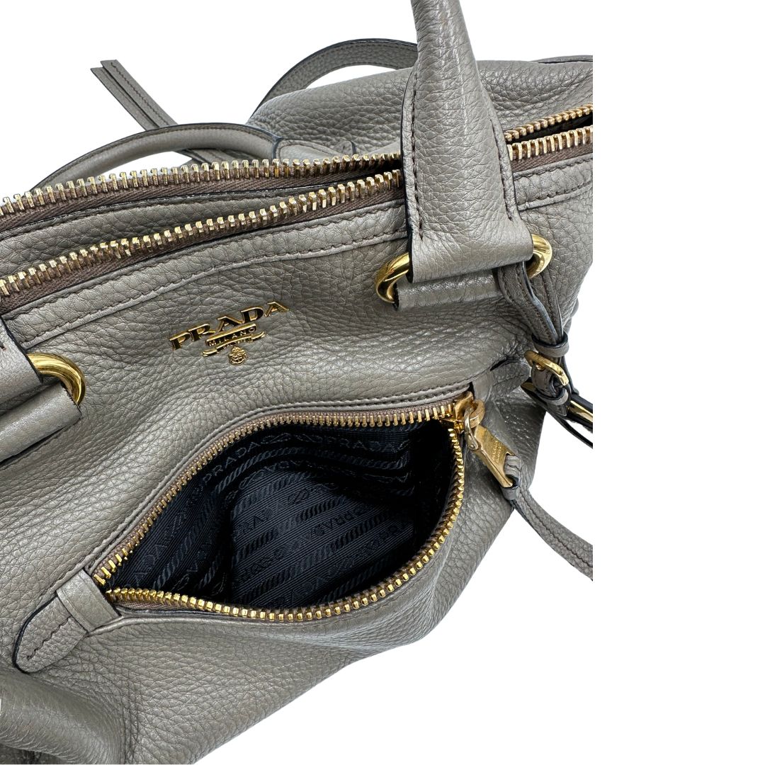 Tasca esterna, Pratica borsa Prada in pelle martellata grigia e hardware dorato, Indossabile a mano oppure a tracolla. Originale, usata, di lusso, in ottime condizioni.