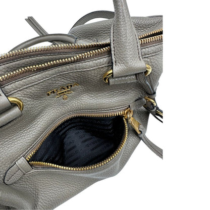 Tasca esterna, Pratica borsa Prada in pelle martellata grigia e hardware dorato, Indossabile a mano oppure a tracolla. Originale, usata, di lusso, in ottime condizioni.