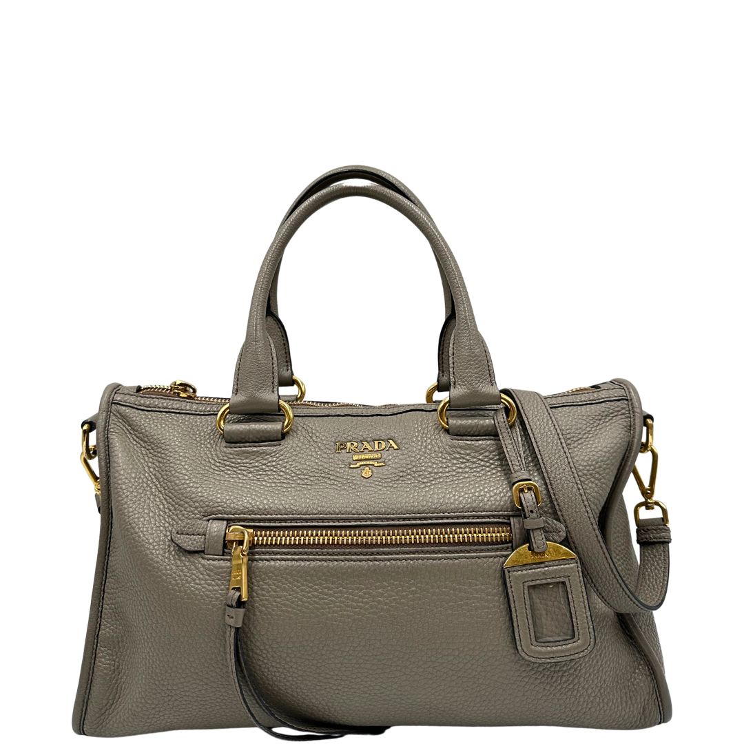 Front, Pratica borsa Prada in pelle martellata grigia e hardware dorato, Indossabile a mano oppure a tracolla. Originale, usata, di lusso, in ottime condizioni.