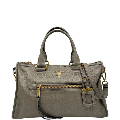 Front, Pratica borsa Prada in pelle martellata grigia e hardware dorato, Indossabile a mano oppure a tracolla. Originale, usata, di lusso, in ottime condizioni.