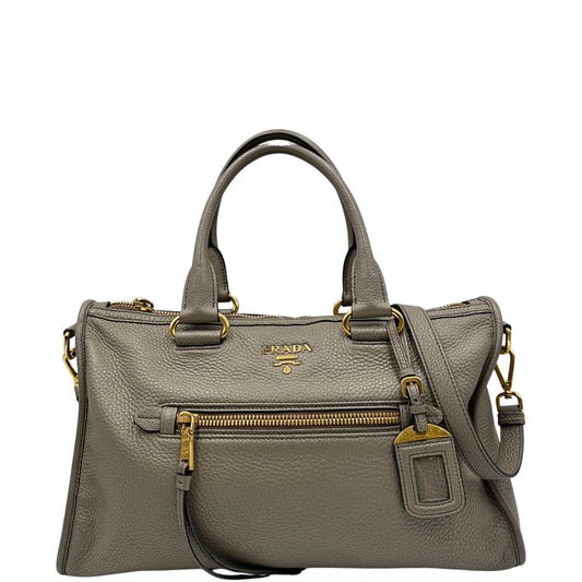Front, Pratica borsa Prada in pelle martellata grigia e hardware dorato, Indossabile a mano oppure a tracolla. Originale, usata, di lusso, in ottime condizioni.