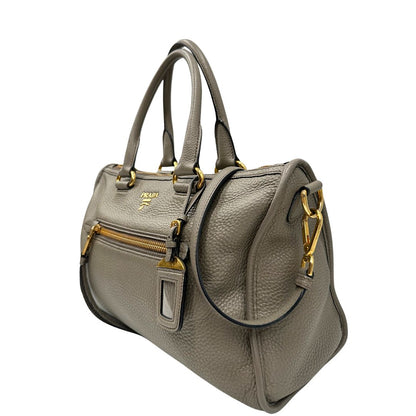 Laterale, Pratica borsa Prada in pelle martellata grigia e hardware dorato, Indossabile a mano oppure a tracolla. Originale, usata, di lusso, in ottime condizioni.