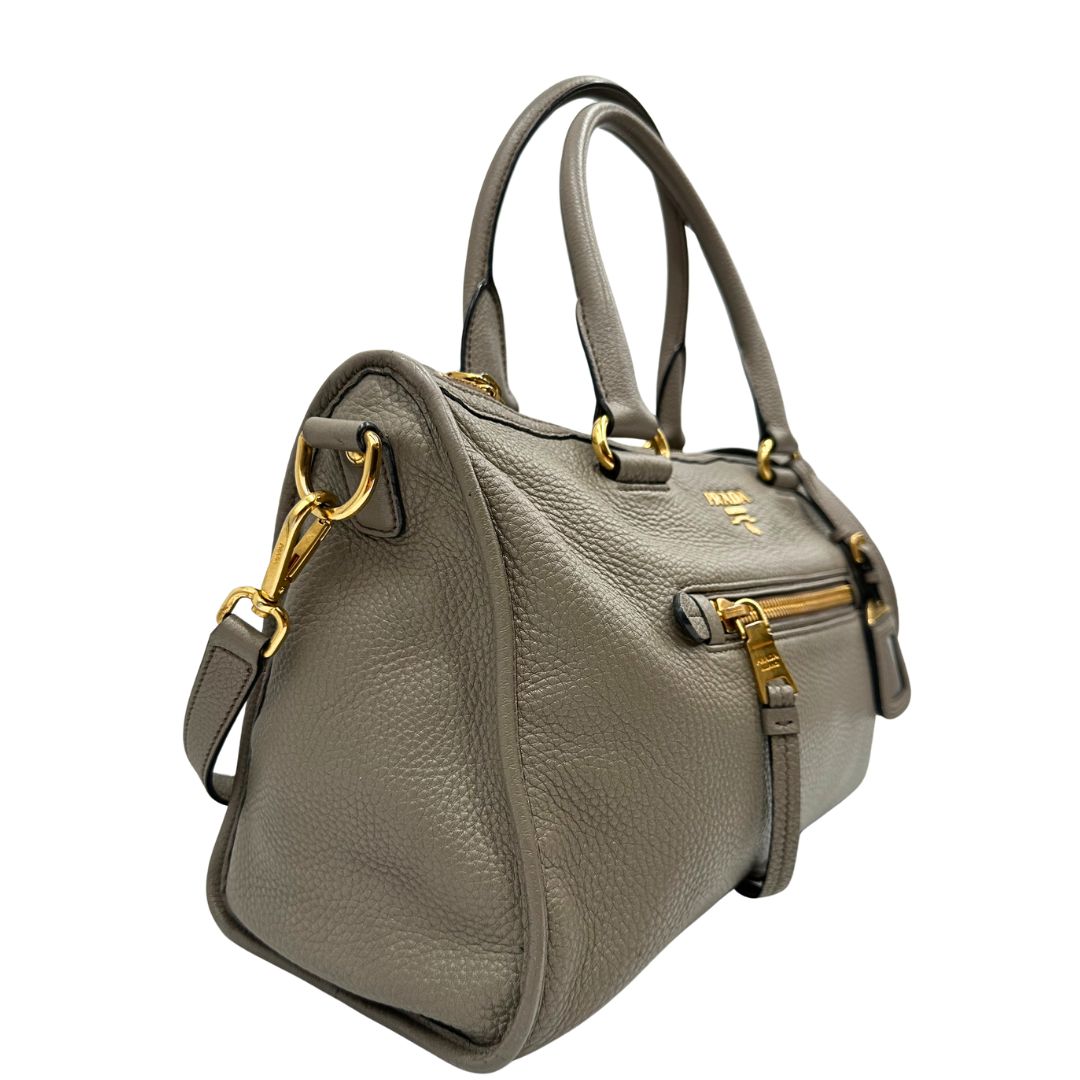 Laterale, Pratica borsa Prada in pelle martellata grigia e hardware dorato, Indossabile a mano oppure a tracolla. Originale, usata, di lusso, in ottime condizioni.