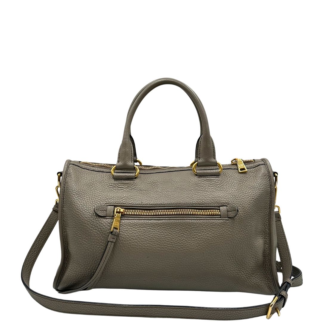 Retro, Pratica borsa Prada in pelle martellata grigia e hardware dorato, Indossabile a mano oppure a tracolla. Originale, usata, di lusso, in ottime condizioni.
