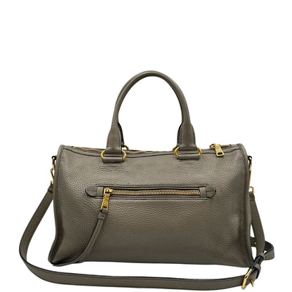 Retro, Pratica borsa Prada in pelle martellata grigia e hardware dorato, Indossabile a mano oppure a tracolla. Originale, usata, di lusso, in ottime condizioni.