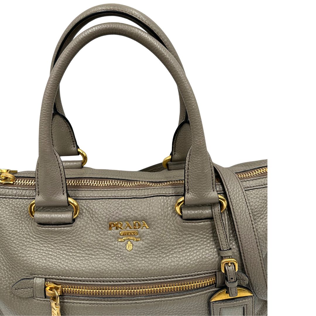 Manici, Pratica borsa Prada in pelle martellata grigia e hardware dorato, Indossabile a mano oppure a tracolla. Originale, usata, di lusso, in ottime condizioni.